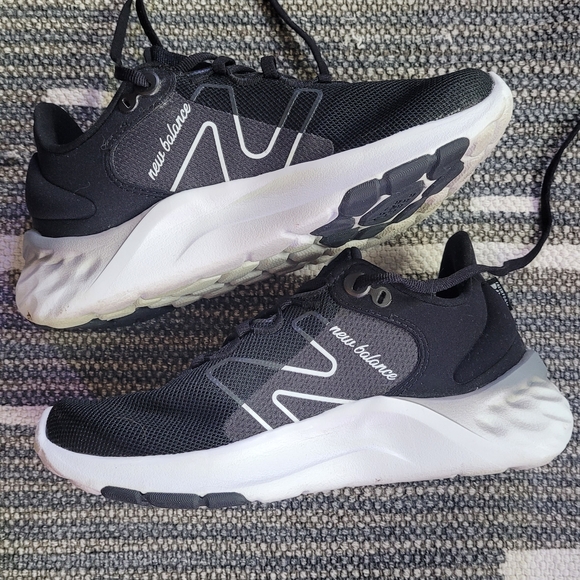 New Balance Black and White Women's Running Sneakers Size 5 - Picture 2 of 6
